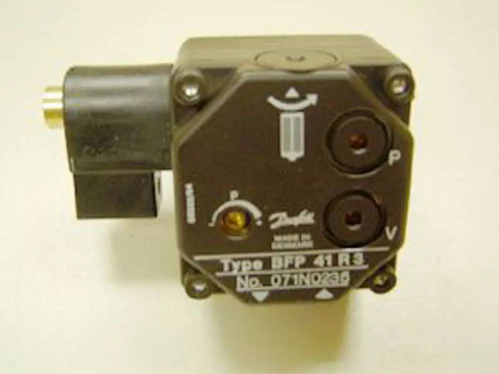 Ölpumpe mit Anschluss, Hersteller Danfoss, Modell BFP41 R3. Sichtbare Druck- und Versorgungsanschlüsse. Geeignet für Systeme von Remeha.